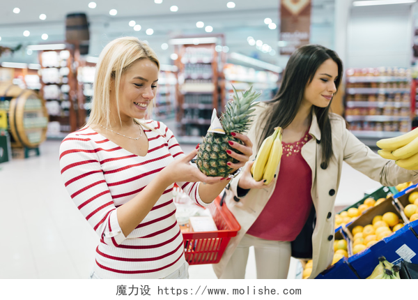 美丽的女人购物超市挑选水果女性购物蔬菜和水果